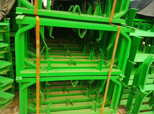 Gravity conveyor roller bracket for crushing material handling