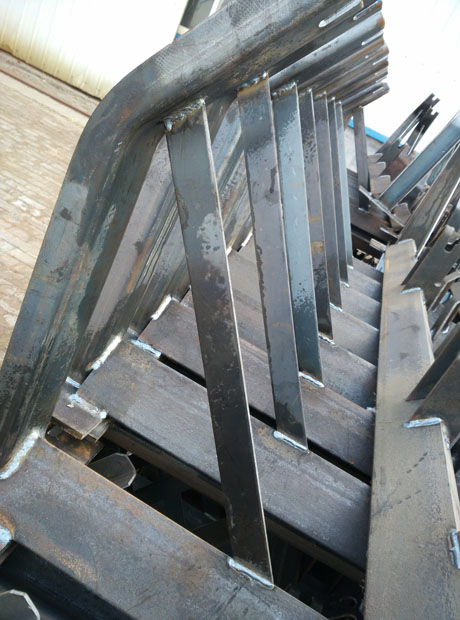 产品名称：Conveyor roller with frame, conveyor roller bracket for mining conveyors
产品型号：BW500-BW2000
产品规格：BW450-2200