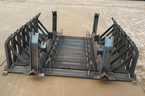 产品名称：Angle iron troughing belt conveyor idler frame
产品型号：BW500-BW2000
产品规格：BW450-2200