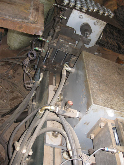 产品名称：roller press installing machine
产品型号：roller making machine
产品规格：roller making